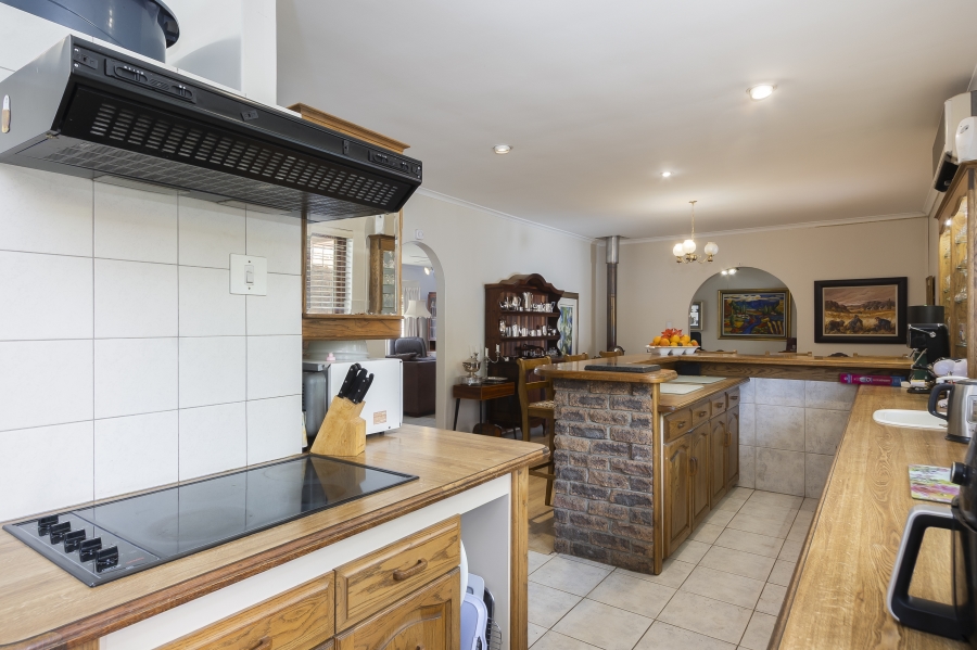 6 Bedroom Property for Sale in Morningside Western Cape